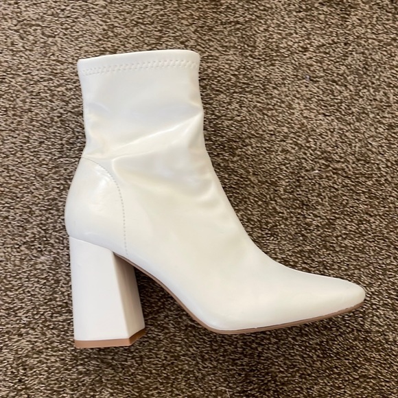 White boots size 7 - Picture 2 of 7